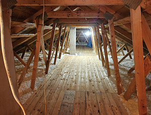 Zateplení stropu bungalovu pomocí foukané izolace